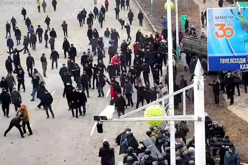 Кызылординские полицейские задержали подозреваемого в убийстве солдата во время массовых беспорядков