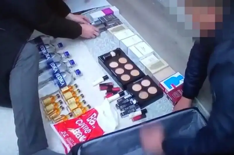 Мародеры совершили кражу из магазина в аэропорту Алматы