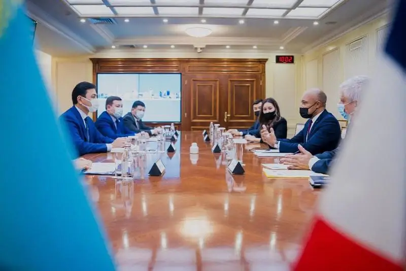 Аким Нур-Султана обсудил сотрудничество с вице-мэром Парижа