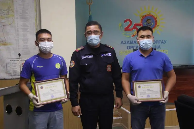 Спасших жителя ВКО на отдыхе фельдшеров наградил министр по ЧС