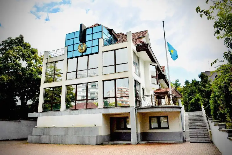В знак траура приспущены флаги над посольствами Казахстана за рубежом