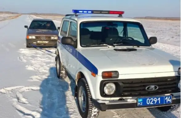 Janarmaıy taýsylyp, jolda qalǵan júrgizýshige polıtseıler kómektesti - Pavlodar oblysy
