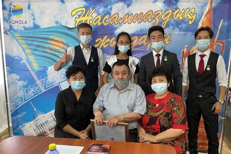 Выпускники школы встретились с семьей врачей в Акмолинской области