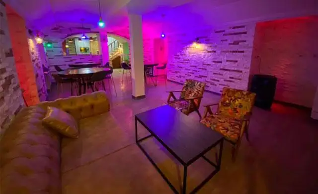 До десяти лет тюрьмы грозит владельцу и сотруднику бара за обман туристов в Грузии