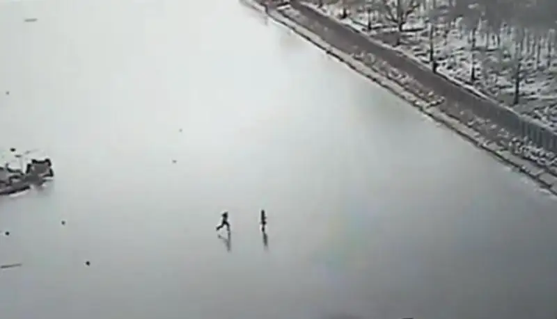 Играющие на тонком льду дети испугали астанчан