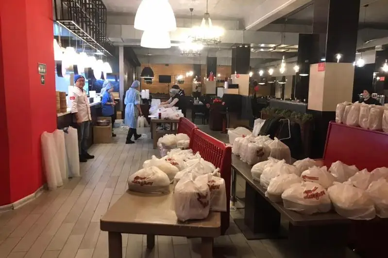 Предприниматели Алматы организовали горячие обеды военным и полицейским