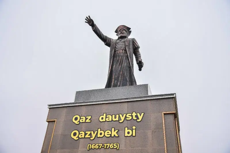 Túrkistan tórinde Qazybek bıge eńseli eskertkish ashyldy