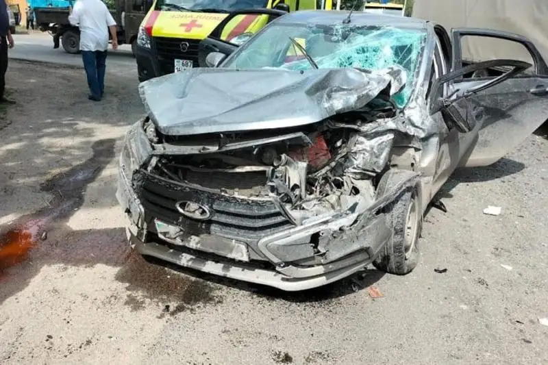 Годовалый малыш погиб при столкновении грузовика с легковым авто в Семее