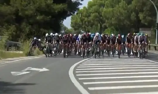 Казахстанский велогонщик жестко упал на шестом этапе «Вуэльты Испании»