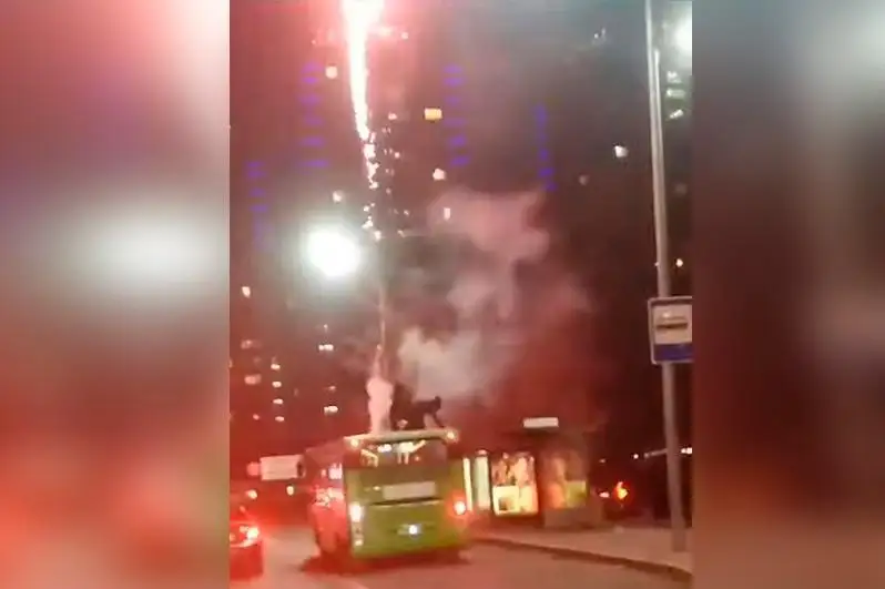 Алматыда бұзақылар жүріп бара жатқан автобустың төбесінде отшашу атқан
