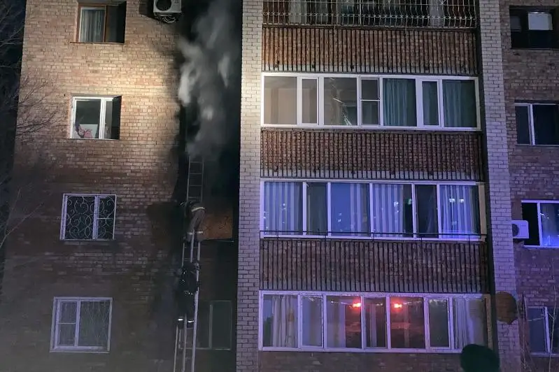 55 человек спасли при пожаре в десятиэтажке пожарные Усть-Каменогорска