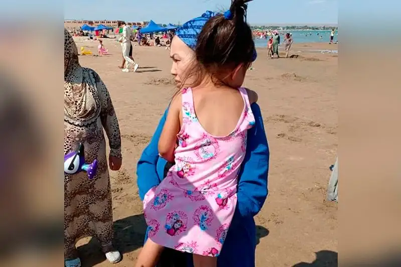 Ребенок потерялся на берегу Капшагая: спасатели нашли родителей