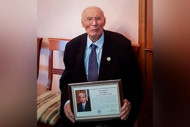 Касым-Жомарт Токаев поздравил с 95-летием экс-министра просвещения КазССР