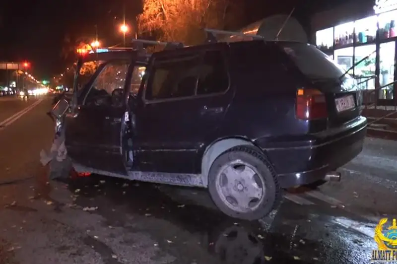 Автомобиль въехал в магазин в Алматы: пострадал водитель