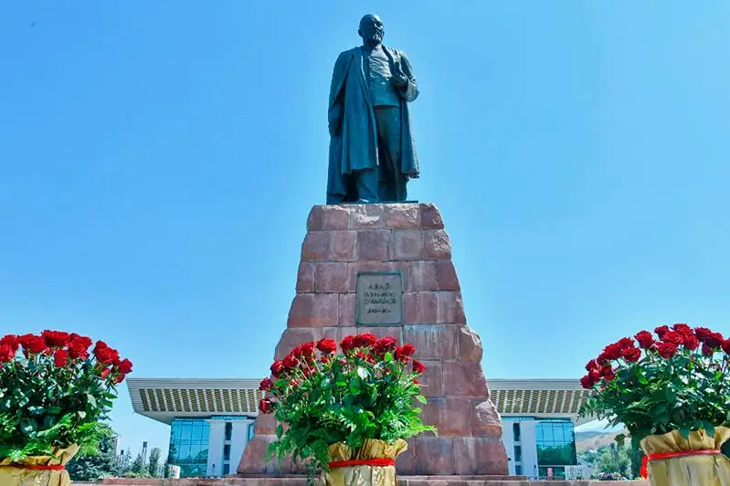 В Алматы возложили цветы к памятнику Абая