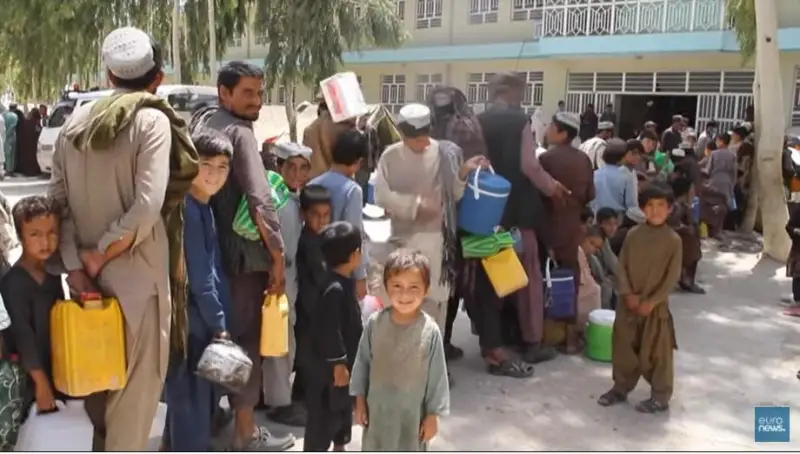 Афганцы бегут из захваченных талибами районов