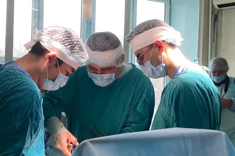 Almatylyq dárigerler bala kúninen baldaqpen júrgen er adamdy aıaqqa turǵyzdy