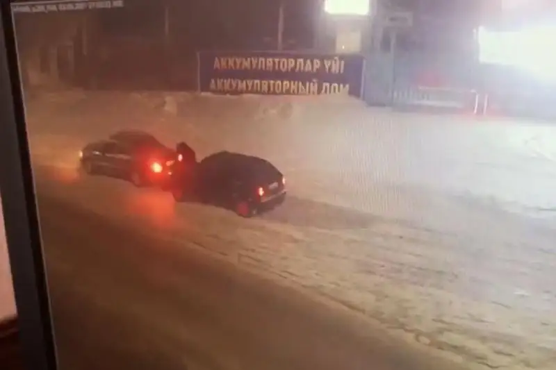 Nur-Sultanda bir top jigittiń kólik urlaǵan sáti vıdeoǵa túsip qaldy