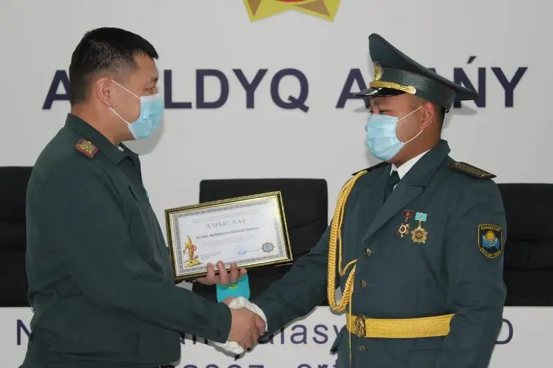 Глава МВД наградил гвардейца за спасение ребенка из горящей квартиры в Нур-Султане