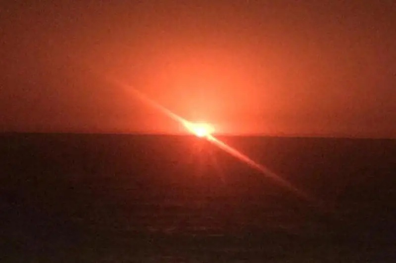 Мощный взрыв произошел на Каспии, пожар ликвидирован