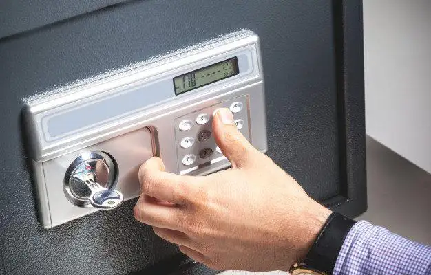 Деньги из сейфа своего шефа украл работник автомойки в Таразе