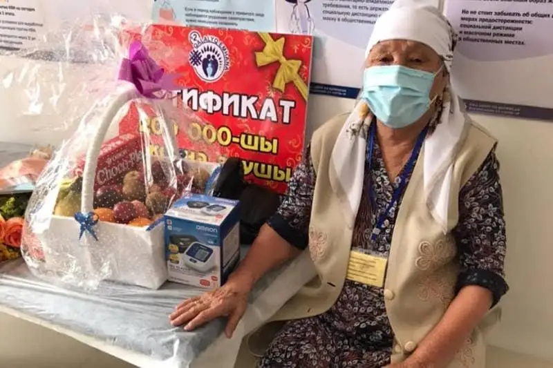 83-летняя жительница Жамбылской области стала 200-тысячной вакцинировавшейся