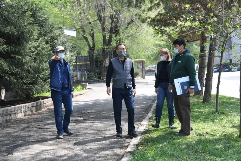 Ряд поручений дал аким Алматы во время осмотра ремонтных работ в парках и скверах