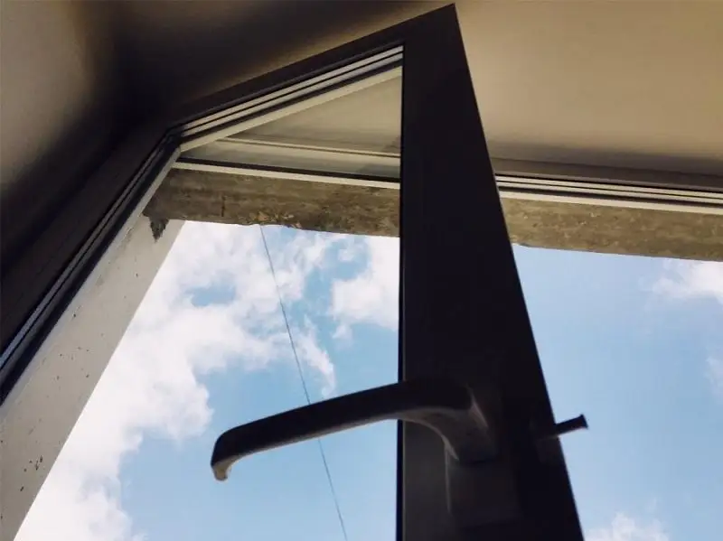 13-летняя девочка выпрыгнула с балкона двадцатого этажа в Актобе