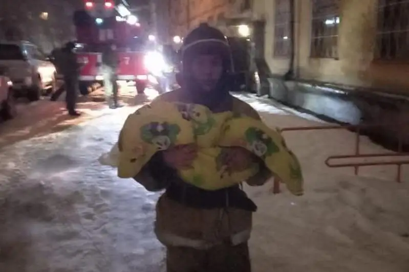 18 человек эвакуировали при пожаре в многоэтажке в Усть-Каменогорске