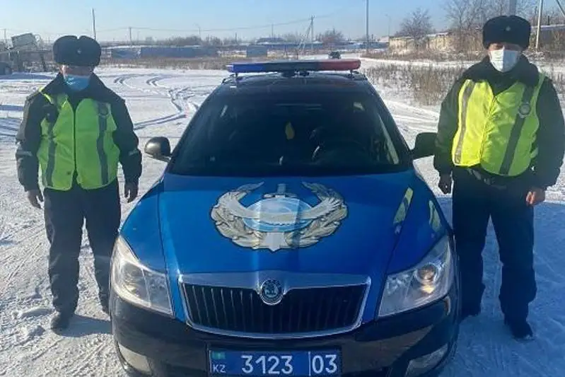 Семью с грудным ребенком спасли на трассе в Акмолинской области