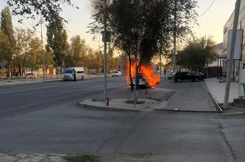 Автомобиль сгорел в центре Атырау