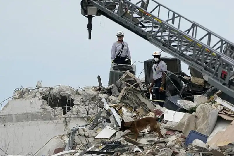 В США продолжаются поиски выживших при обрушении жилого дома