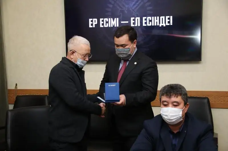 В Караганде родным погибших солдат Нацгвардии вручили награды и по 7 млн тенге