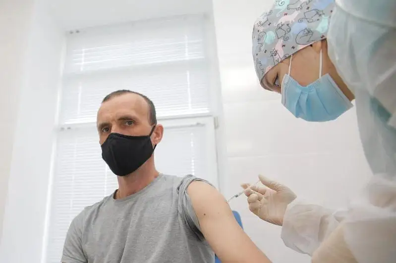 Atyraý munaı óńdeý zaýyty qyzmetkerleriniń 90 paıyzy vaktsına saldyrdy