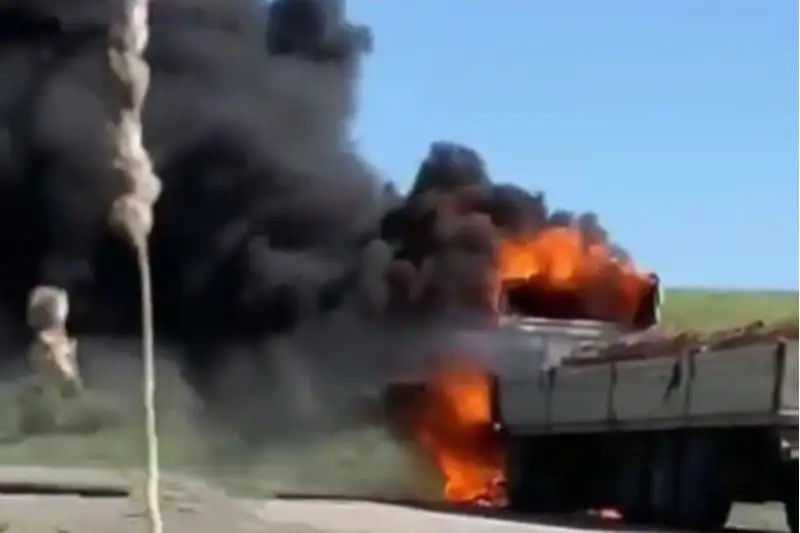 Грузовик сгорел на автотрассе в ВКО