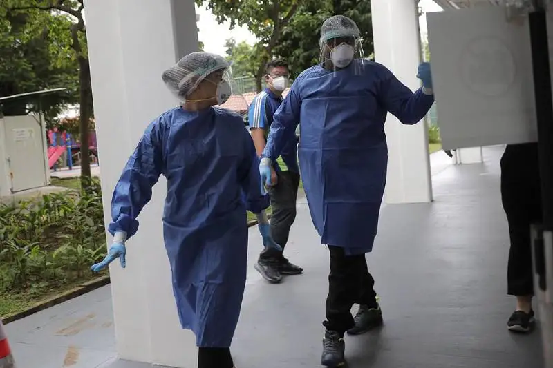 Ученые Сингапура считают, что коронавирус распространяется во время разговора