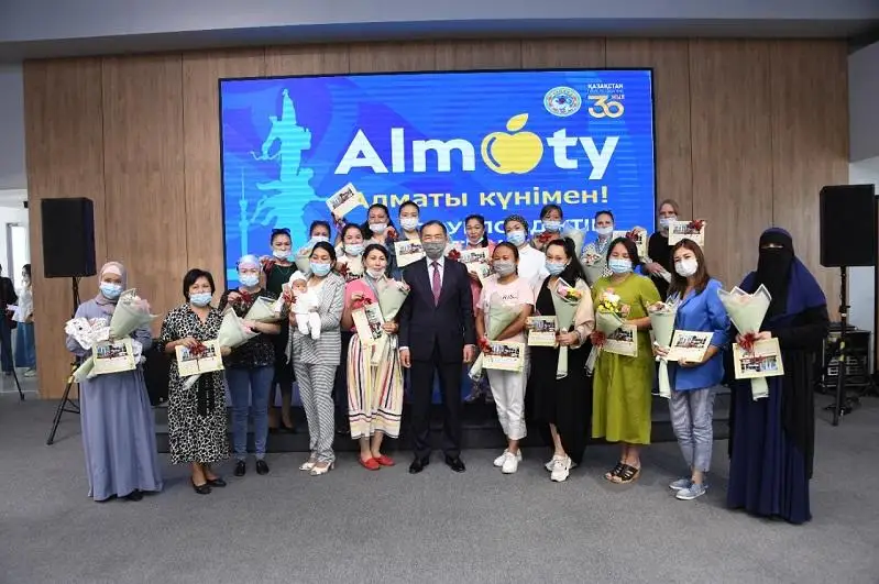 В Алматы в День города 227 многодетных семей получили ключи от квартир