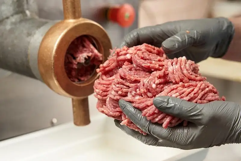 В Павлодаре осуждённый развивает производство и доставку фарша