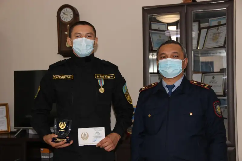 Актюбинского бойца спецназа наградили медалью за любовь к казахскому языку