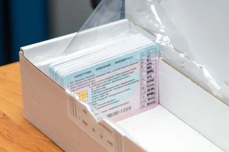 Услуги по регистрации авто и выдаче прав по-прежнему недоступны в Казахстане