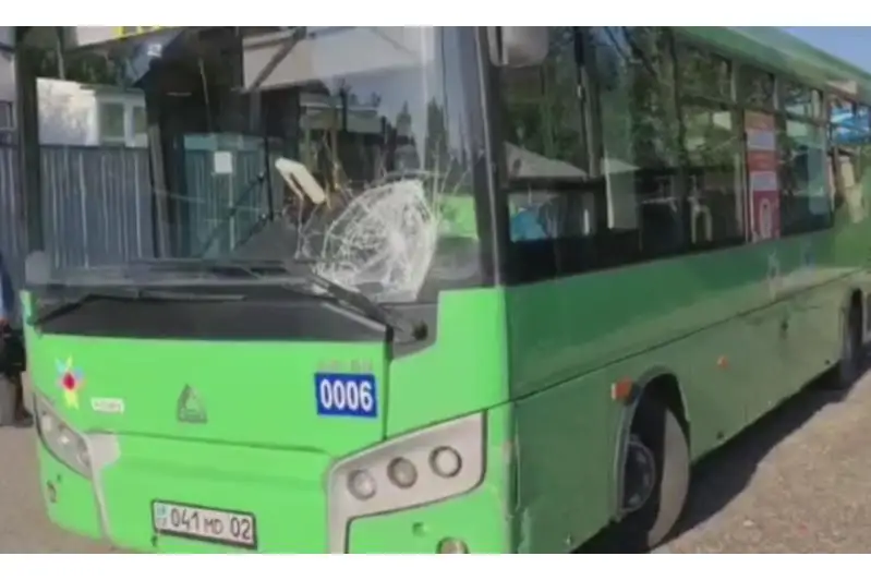 Женщина погибла под колесами автобуса в Алматы