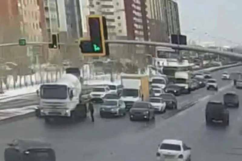 Попытался остановить пьяного водителя большегруза: за жизнь полицейского борются врачи