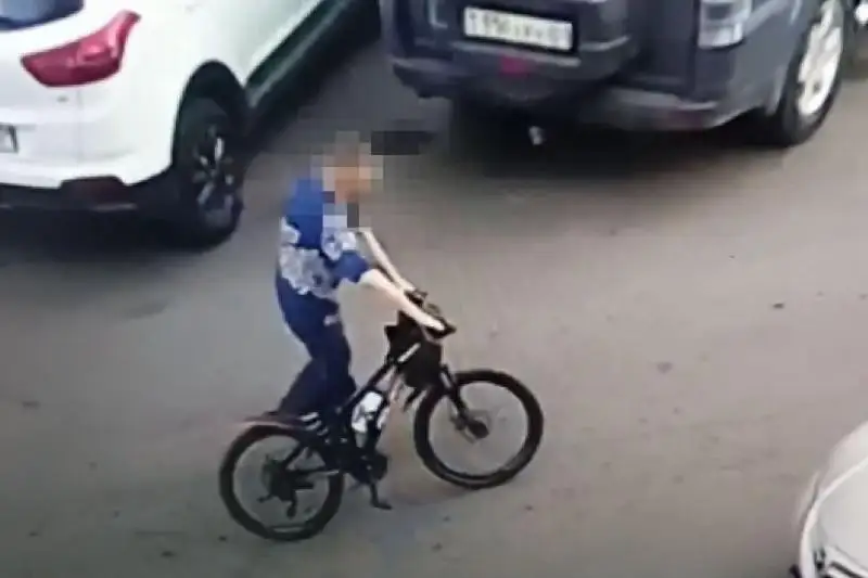 Elordada úıdiń podezinen velosıped urlap ketken er adam ustaldy