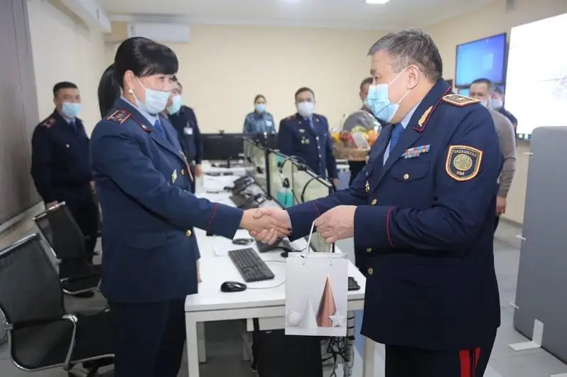 Túrkistan oblysynda jańa jyl túni kezekshilik qyzmet atqarǵan polıtseılerge syılyq taratyldy
