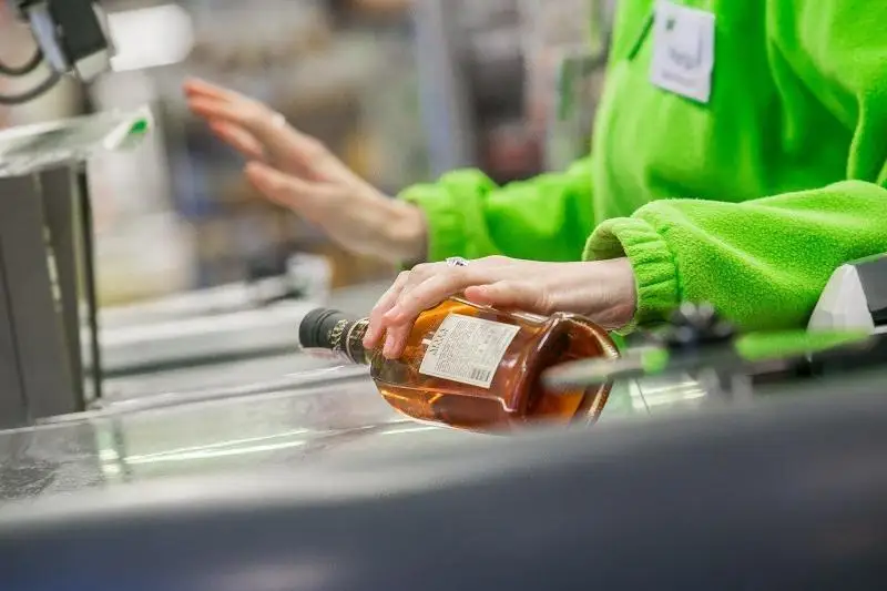 Atyraýda birneshe dúkende tótenshe jaǵdaıǵa qaramastan alkogol ónimderi satylǵan