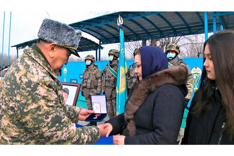Семье погибшего офицера Вооруженных сил Сандибека Хаирова  передали награду