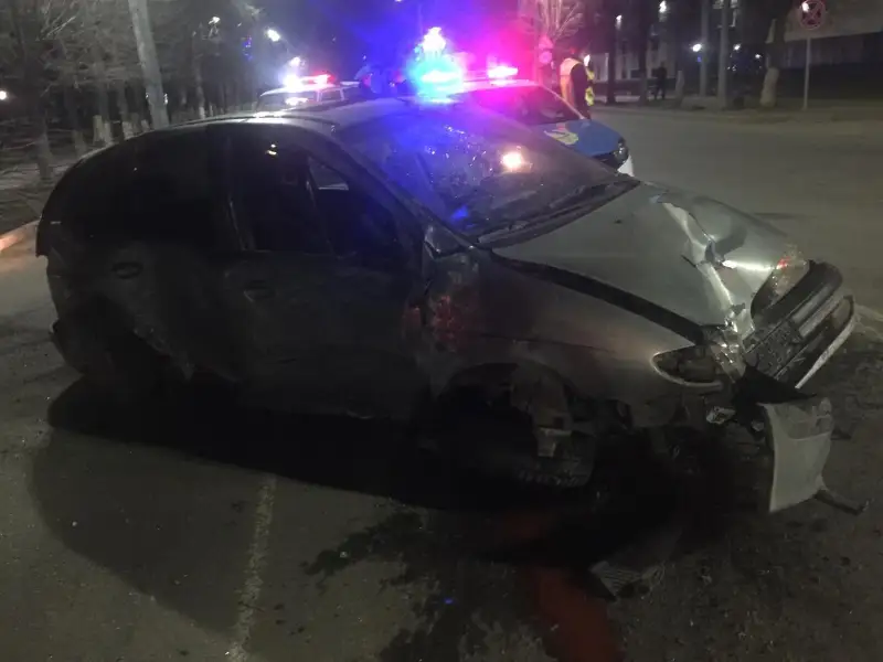 Не имеющий прав водитель снес дерево в центре Петропавловска