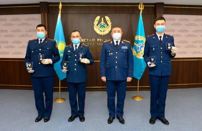 Mınıstr qyzdy sýıtsıdten qutqarǵan polıtseılerdi marapattady