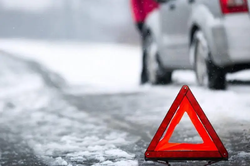 В Павлодаре водитель сбил памятник соледобытчикам