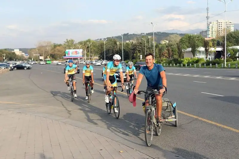 Велосипедист из Франции преодолел 9 тысяч километров и финишировал в Алматы